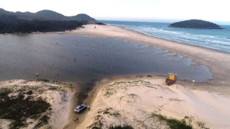 Lagoa de Ibiraquera e praia Central de Garopaba estão impróprias para banho