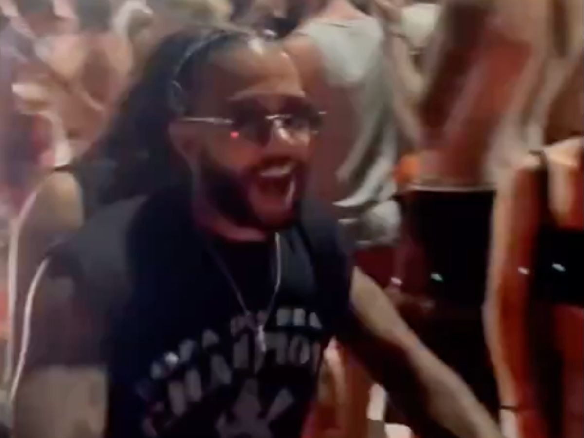 Memphis Depay é visto de moto em Itacaré após a virada do ano