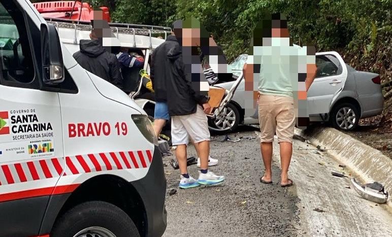 Colisão frontal mata um e deixa três feridos graves