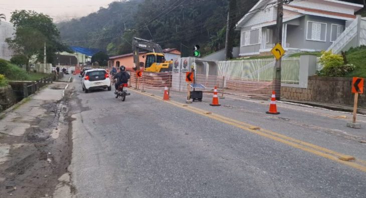 Obras bloqueiam totalmente o tráfego de veículos na Primeiro de Maio