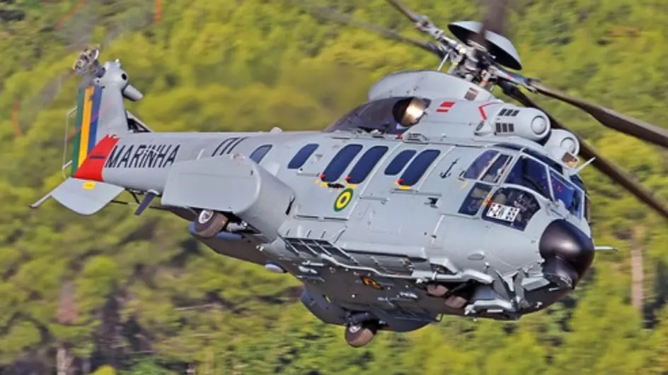 Helicóptero faz pouso de emergência no mar e oito pessoas são resgatadas em Cabo Frio