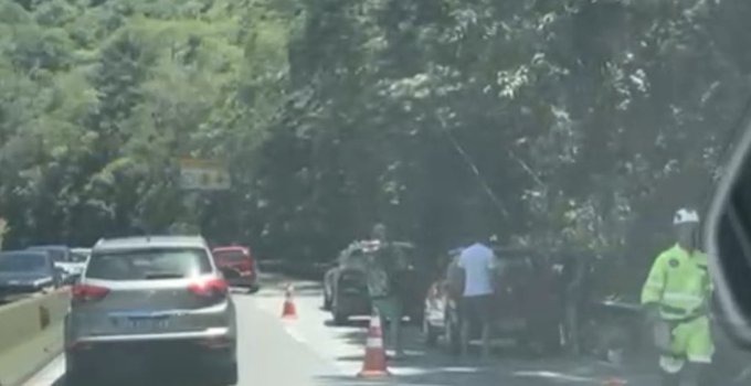 Colisão causa lentidão no Morro dos Cavalos, na BR-101, em Palhoça