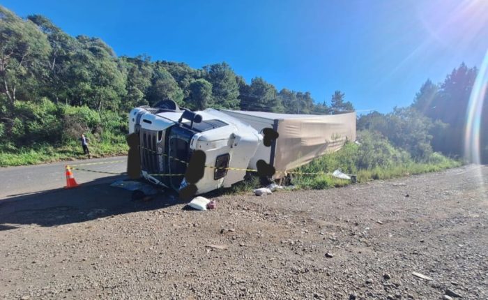 Casal morre após carreta sair da pista e tombar na SC-135