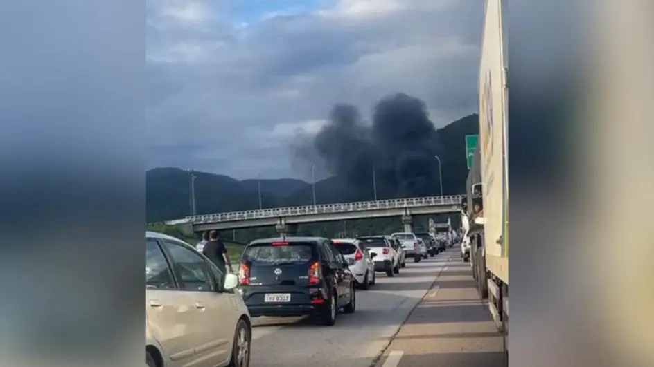 Incêndio em caminhão interdita BR-101 no Morro dos Cavalos e provoca filas