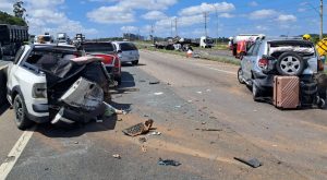 Vídeo: engavetamento com cinco veículos deixa feridos e interdita BR-101