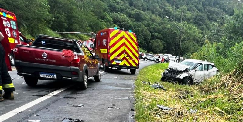Acidente entre 4 veículos na BR-470 provoca uma morte e deixa 6 feridos