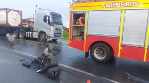 Acidente entre carreta e moto deixa uma pessoa morta na BR-470
