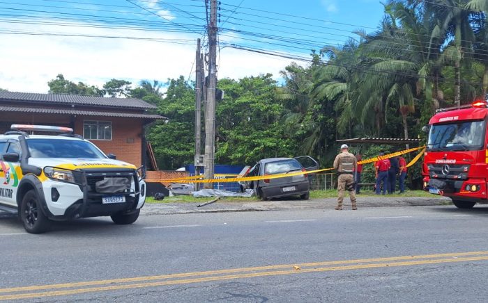 Condutor morre ao bater veículo contra poste na SC-108