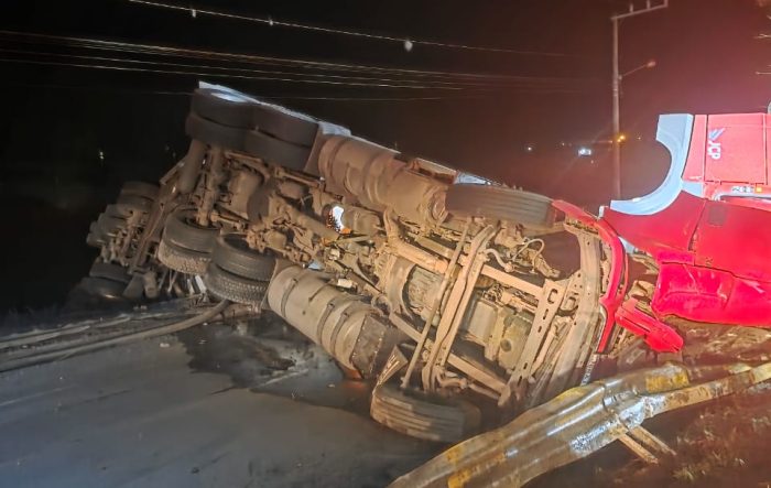 Caminhoneiro morre após colisão frontal na BR-282