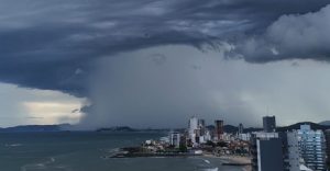 Nuvem baixa assusta banhistas e cobre praia em Santa Catarina