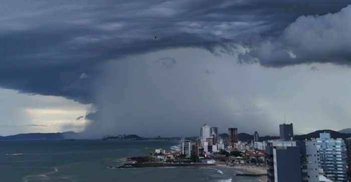 Nuvem baixa assusta banhistas e cobre praia em Santa Catarina