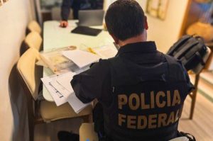 PF faz buscas em endereços ligados ao dono do Banco Master