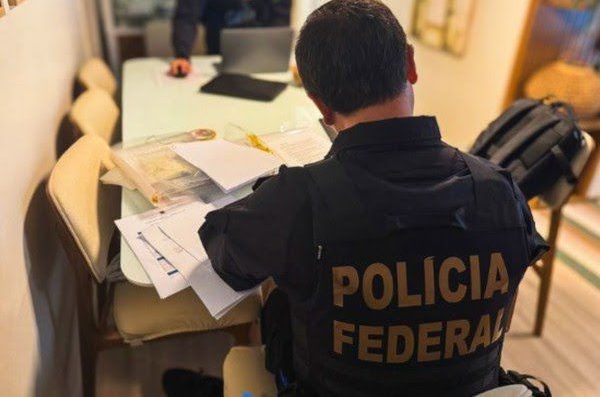 PF faz buscas em endereços ligados ao dono do Banco Master