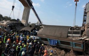 Guindaste cai sobre trem com 195 passageiros e deixa dezenas de mortos e feridos