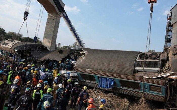 Guindaste cai sobre trem com 195 passageiros e deixa dezenas de mortos e feridos