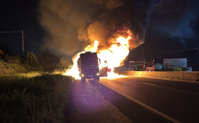 Caminhão pega fogo e causa bloqueio total da BR-101