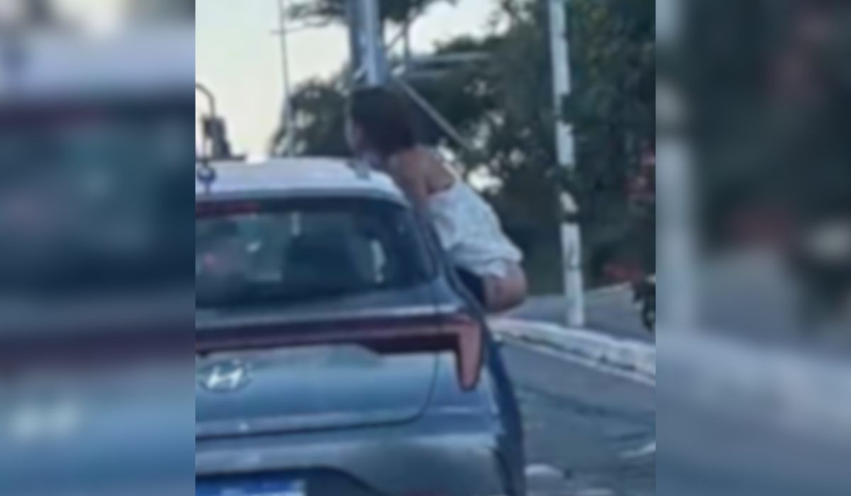 Mulher urina pela janela de carro em movimento na Beira-Mar Norte
