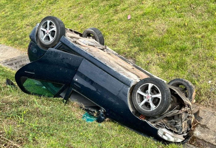 Capotamento mobiliza bombeiros na BR-470 em Ilhota