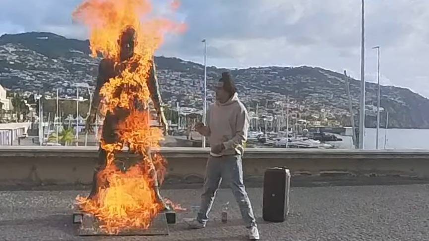 Estátua de Cristiano Ronaldo é incendiada e polícia investiga crime