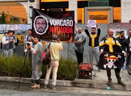 Manifestantes ocupam frente do Banco Master