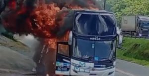 Vídeo: ônibus pega fogo e interdita Marginal da BR-101