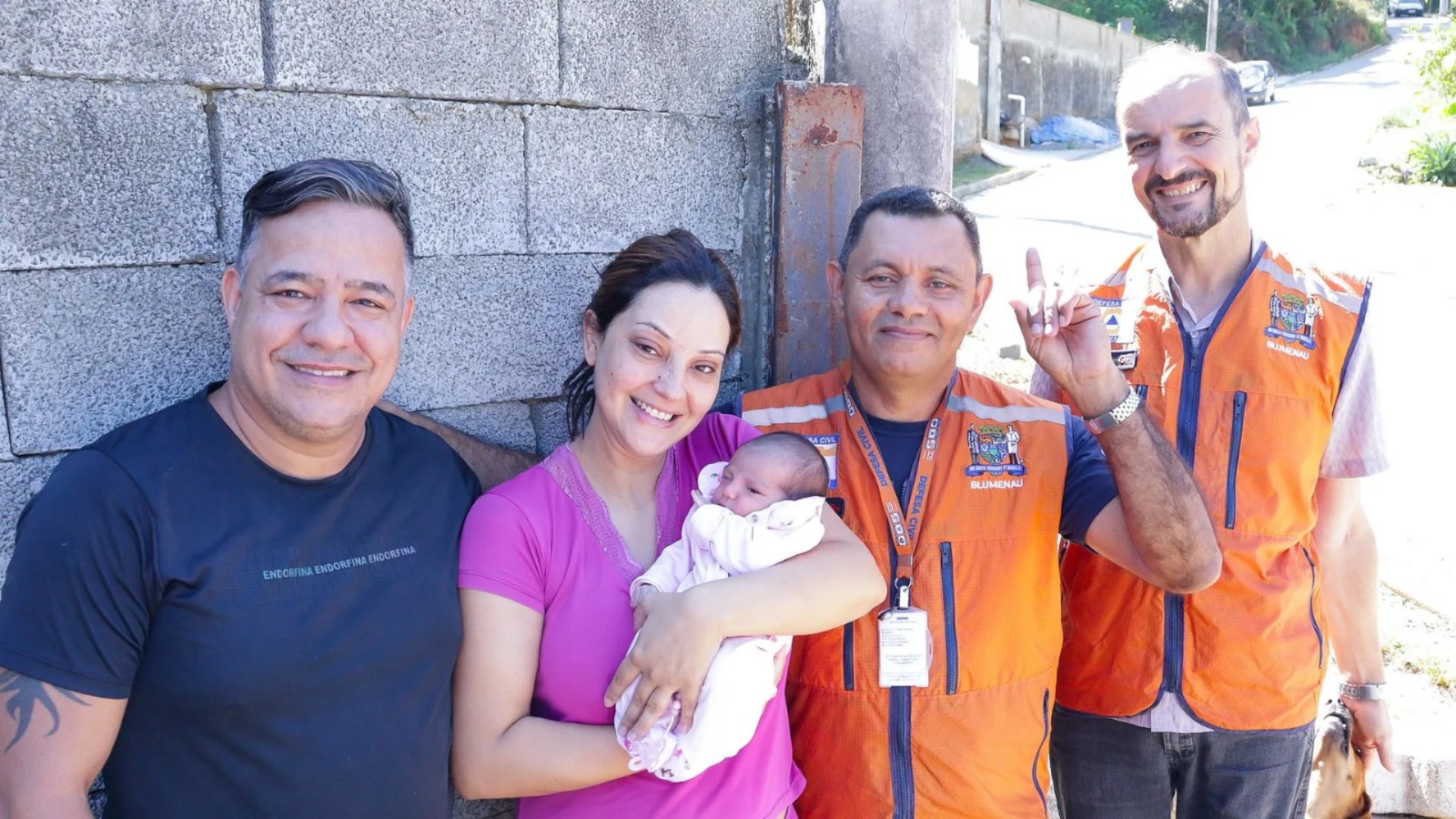 Agentes da Defesa Civil salvam bebê engasgada em Blumenau