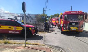 Incêndio destrói residência e mobiliza bombeiros em Palhoça