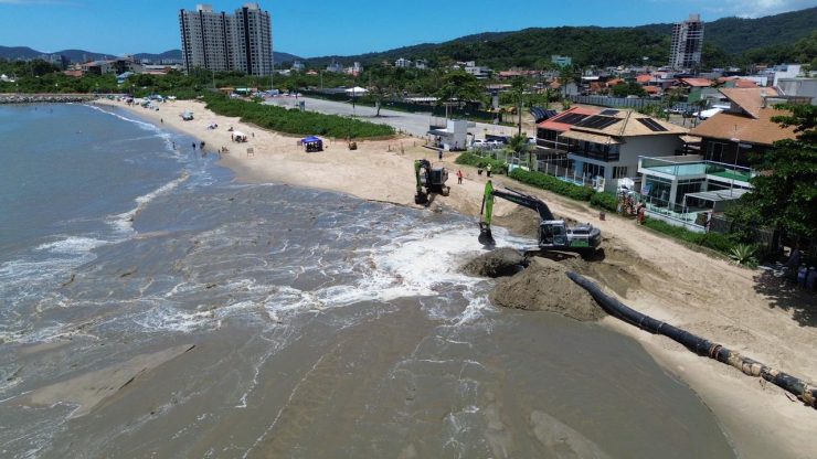 Alargamento da faixa de areia de Balneário Piçarras é iniciado