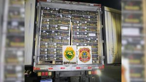 Carreta com 30 toneladas de contrabando é apreendida em SC