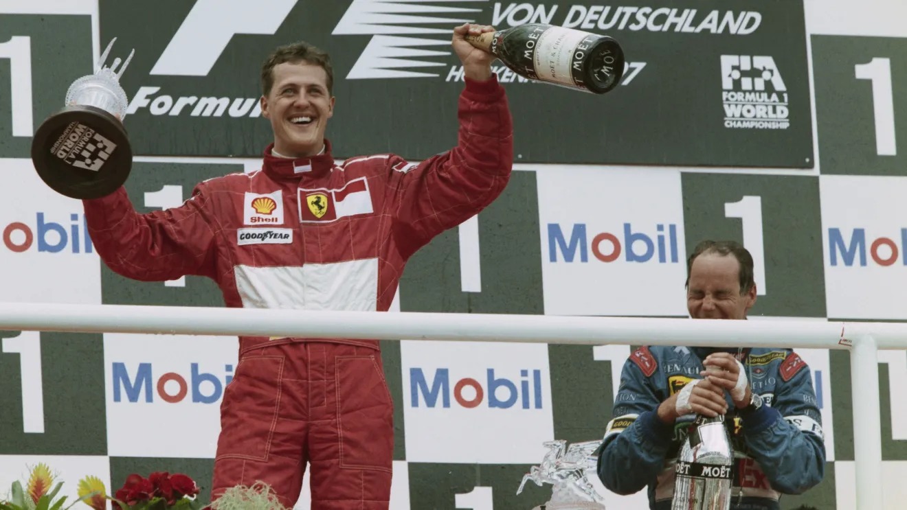Schumacher deixa o leito e passa a usar cadeira de rodas