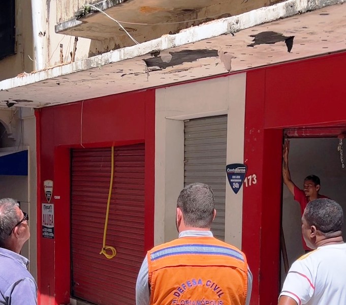 Após queda de marquise, prefeitura fiscaliza estruturas de prédios no Centro