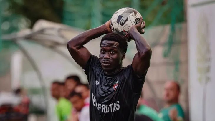 Jogador de futebol morre em campo ao sofrer mal súbito