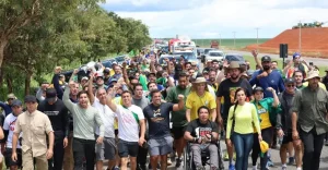 Caminhada de Nikolas Ferreira na BR-040 gera alerta da PRF