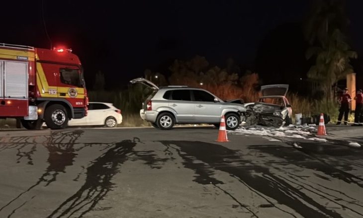 Colisão frontal entre carros deixa passageiro em estado grave