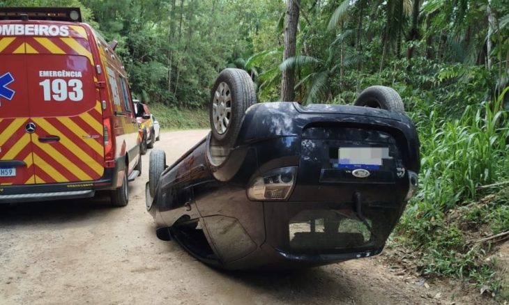 Motorista capota veículo e é resgatada inconsciente