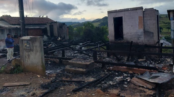 Incêndio em residência mata família inteira na Serra catarinense
