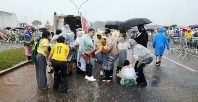 Raio atinge protesto pró-Bolsonaro e deixa feridos em Brasília
