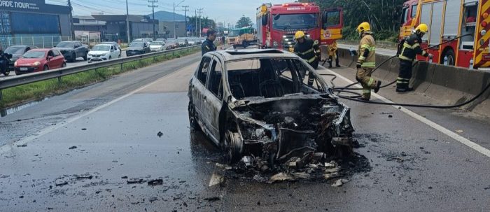 Engavetamento na BR-101 deixa 4 feridos