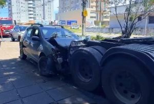 Vídeo: carro bate na traseira de carreta parada em SC