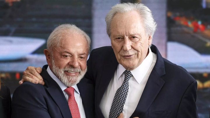 Ministro Ricardo Lewandowski entrega carta de demissão a Lula