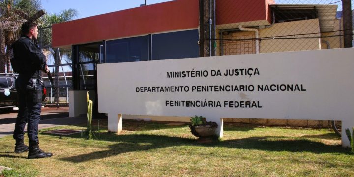 Programa do governo dará TVs Smart 4K a prisões de segurança máxima