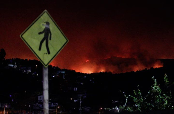 País declara estado de catástrofe após incêndios causarem 16 mortes