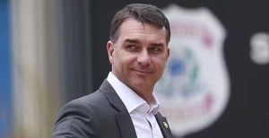 Nunes Marques manda restabelecer filiação de Flávio Bolsonaro ao PL