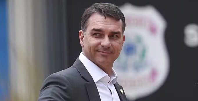 Flávio Bolsonaro diz não ter mais relação com Michelle