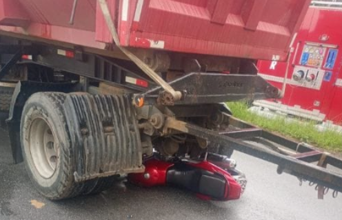 Motociclista morre ao colidir contra caminhão em cidade catarinense