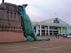 Estátua da Havan de R$ 1 milhão que despencou no RS será restaurada