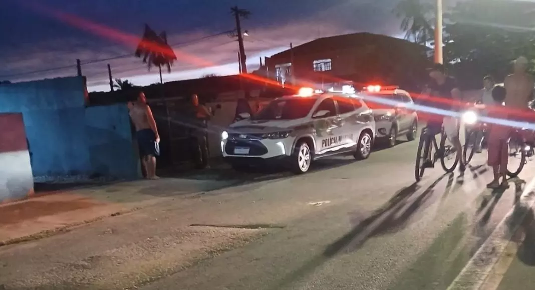 Jovem é assassinado a tiros no quintal de casa na frente de amigos