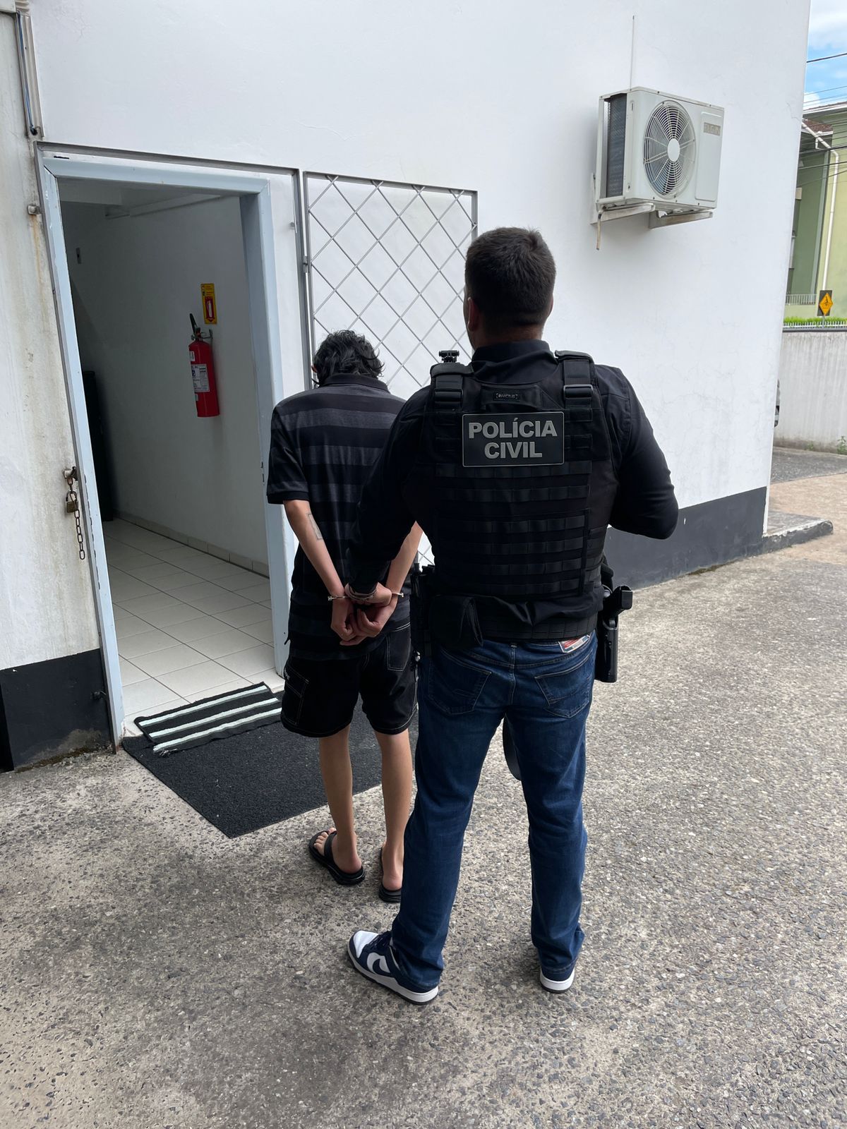 Alerta dos EUA leva à prisão de jovem por ameaça a escolas em SC