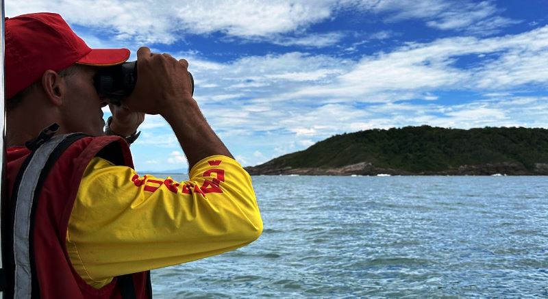 Pescador encontra corpo de homem que sumiu no mar após barco virar