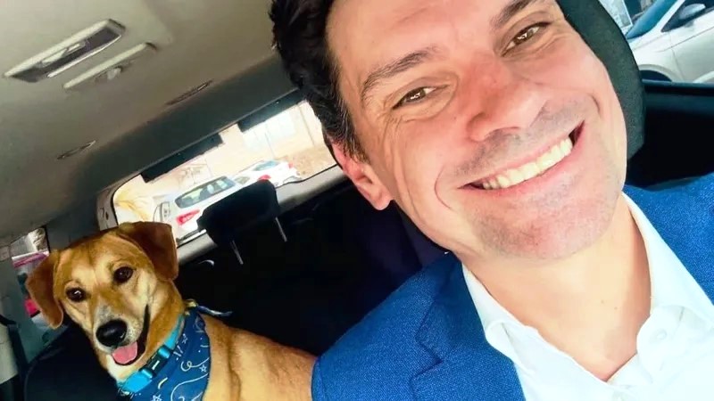 Delegado-geral divulga novas imagens do cão Caramelo após adotá-lo